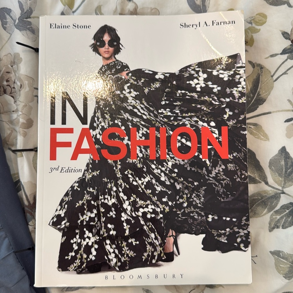 Book ELAINE Stone Sheryl A. Farman. In fashion 3rd Edition